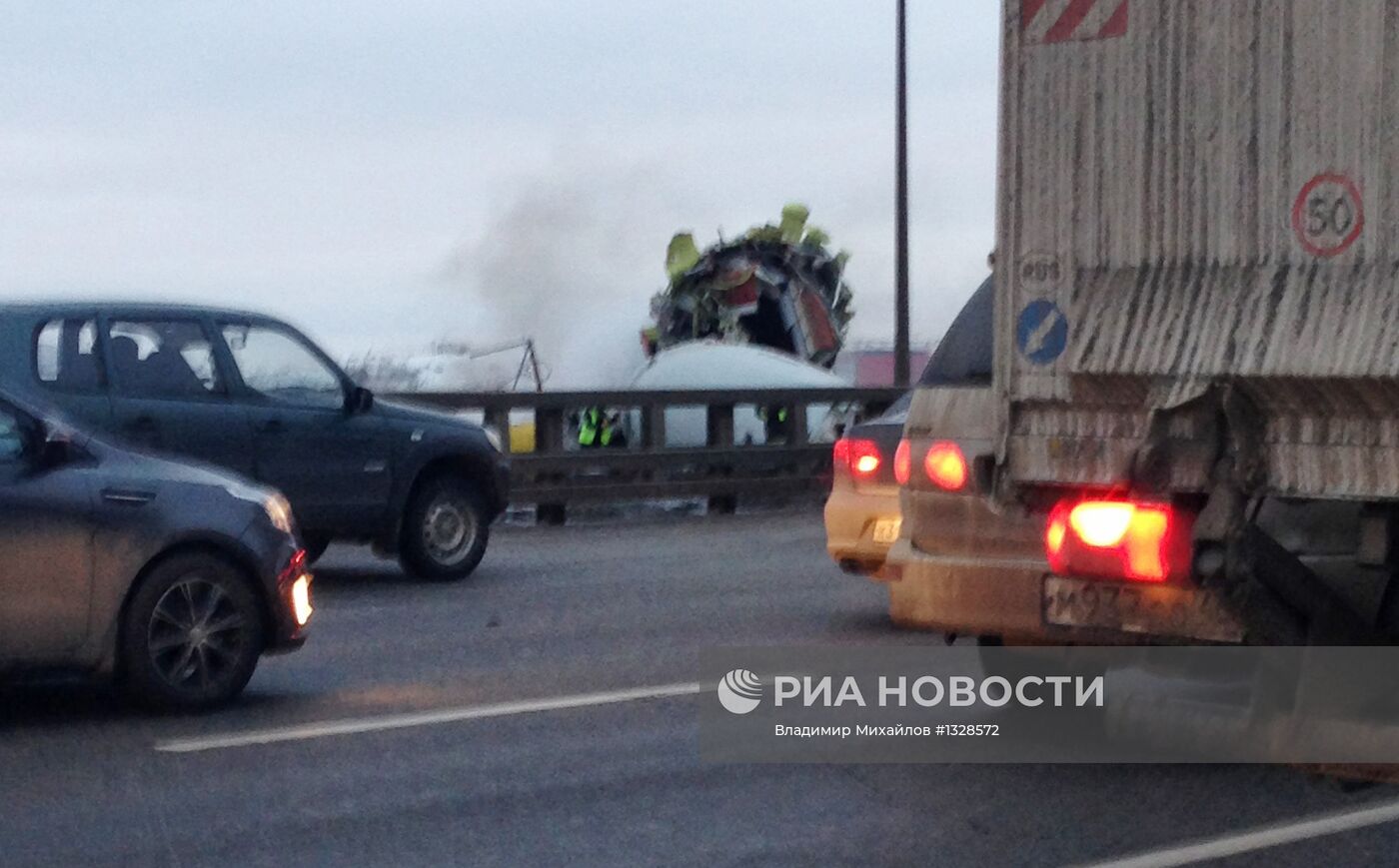Самолет Ту-204 выехал за пределы ВПП во Внуково и загорелся