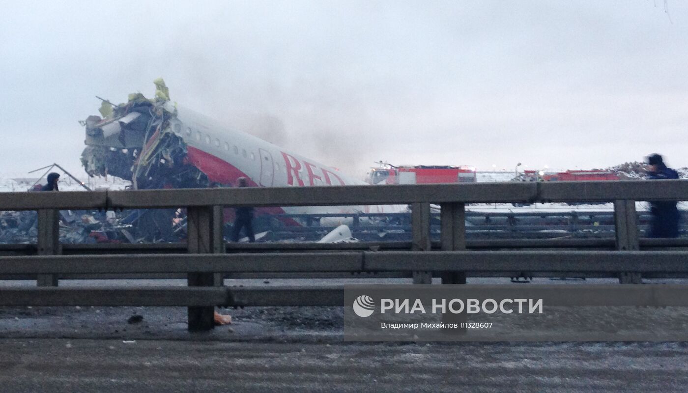 Самолет Ту-204 выехал за пределы ВПП во Внуково и загорелся