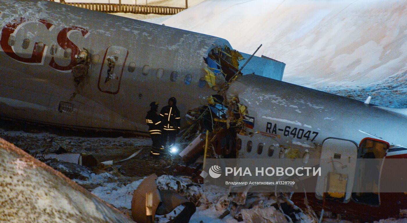 Самолет Ту-204 выехал за пределы ВПП во Внуково и загорелся