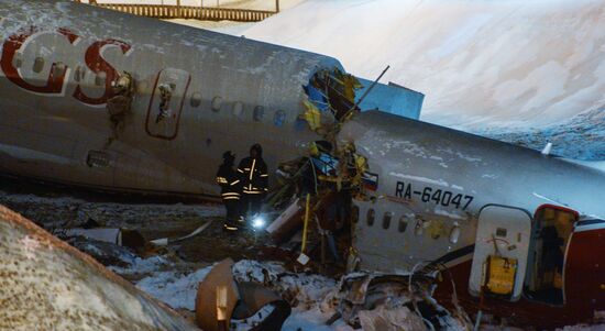 Самолет Ту-204 выехал за пределы ВПП во Внуково и загорелся