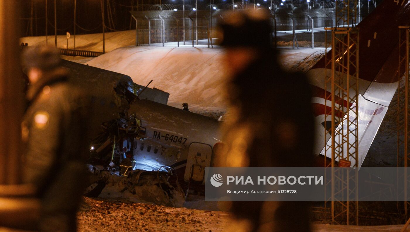 Самолет Ту-204 выехал за пределы ВПП во Внуково и загорелся