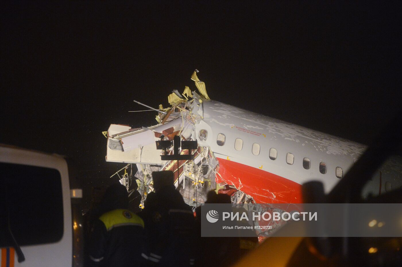 Самолет Ту-204 выехал за пределы ВПП во Внуково и загорелся