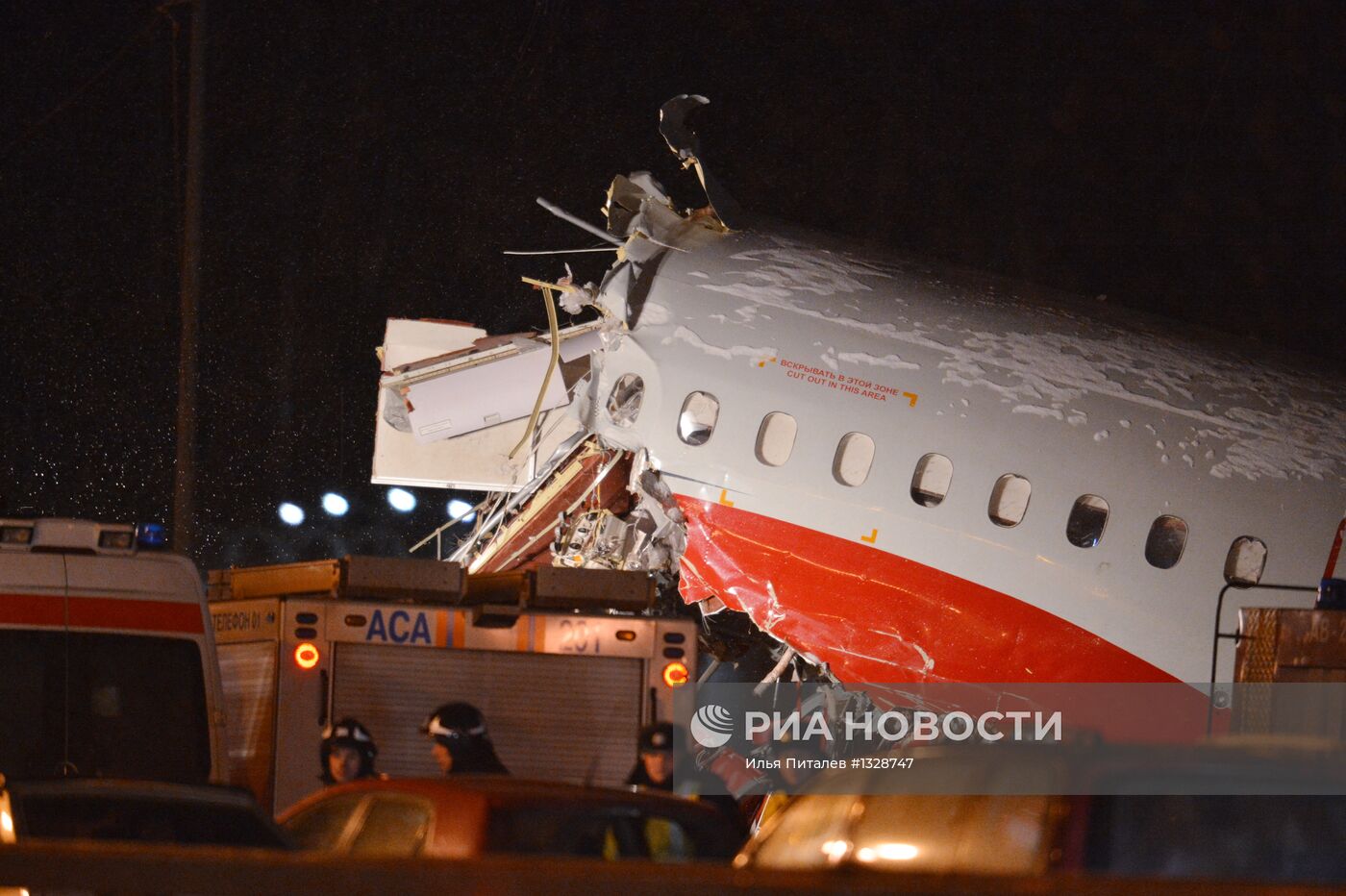 Самолет Ту-204 выехал за пределы ВПП во Внуково и загорелся