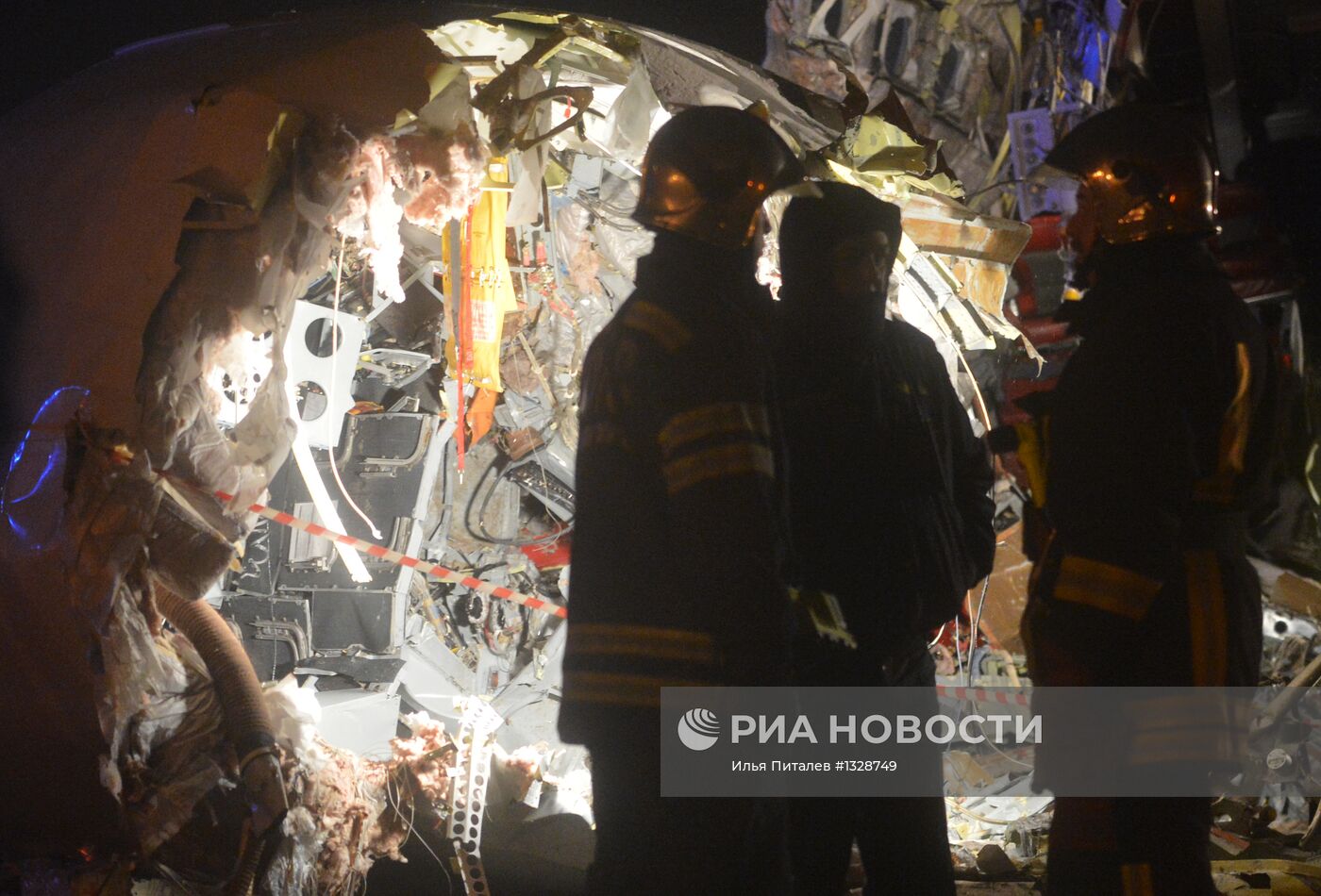 Самолет Ту-204 выехал за пределы ВПП во Внуково и загорелся