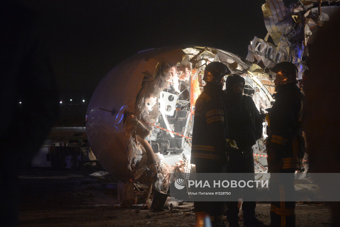 Самолет Ту-204 выехал за пределы ВПП во Внуково и загорелся