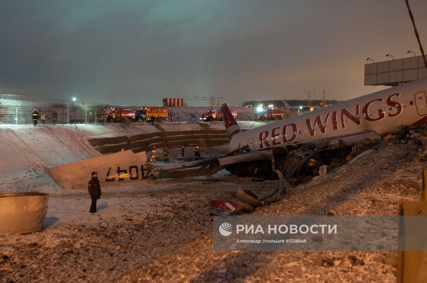 Самолет Ту-204 выехал за пределы ВПП во Внуково и загорелся