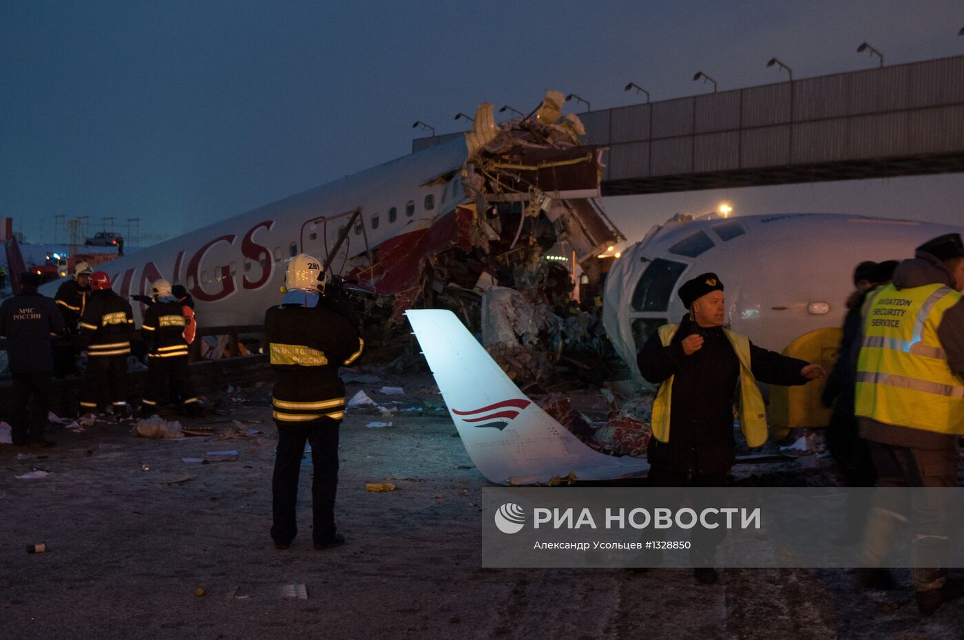 Самолет Ту-204 выехал за пределы ВПП во Внуково и загорелся