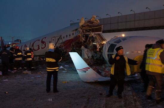 Самолет Ту-204 выехал за пределы ВПП во Внуково и загорелся