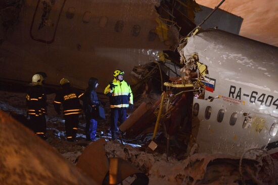 Самолет Ту-204 выехал за пределы ВПП во Внуково и загорелся