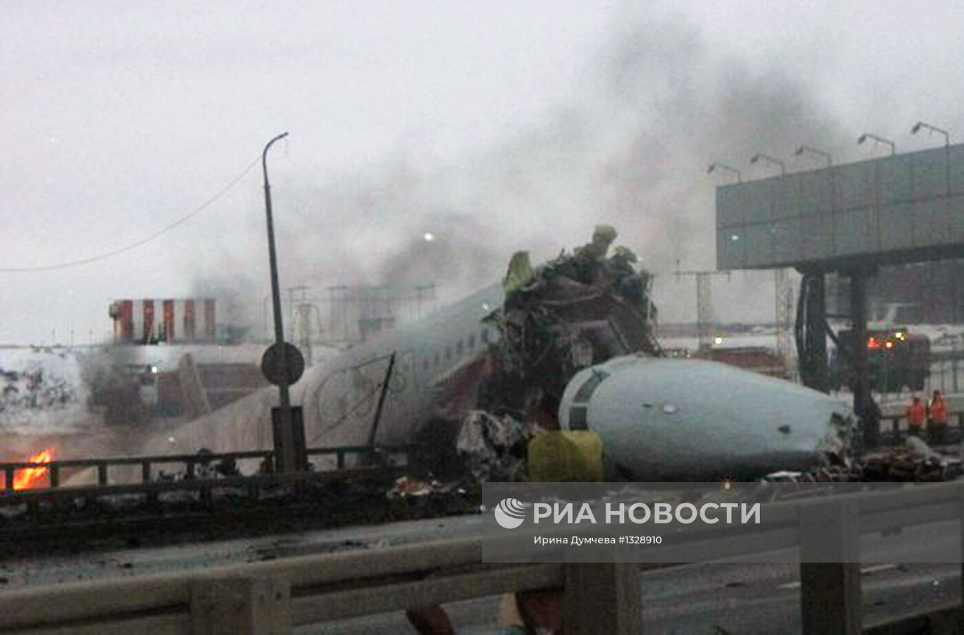 Самолет Ту-204 выехал за пределы ВПП во Внуково и загорелся