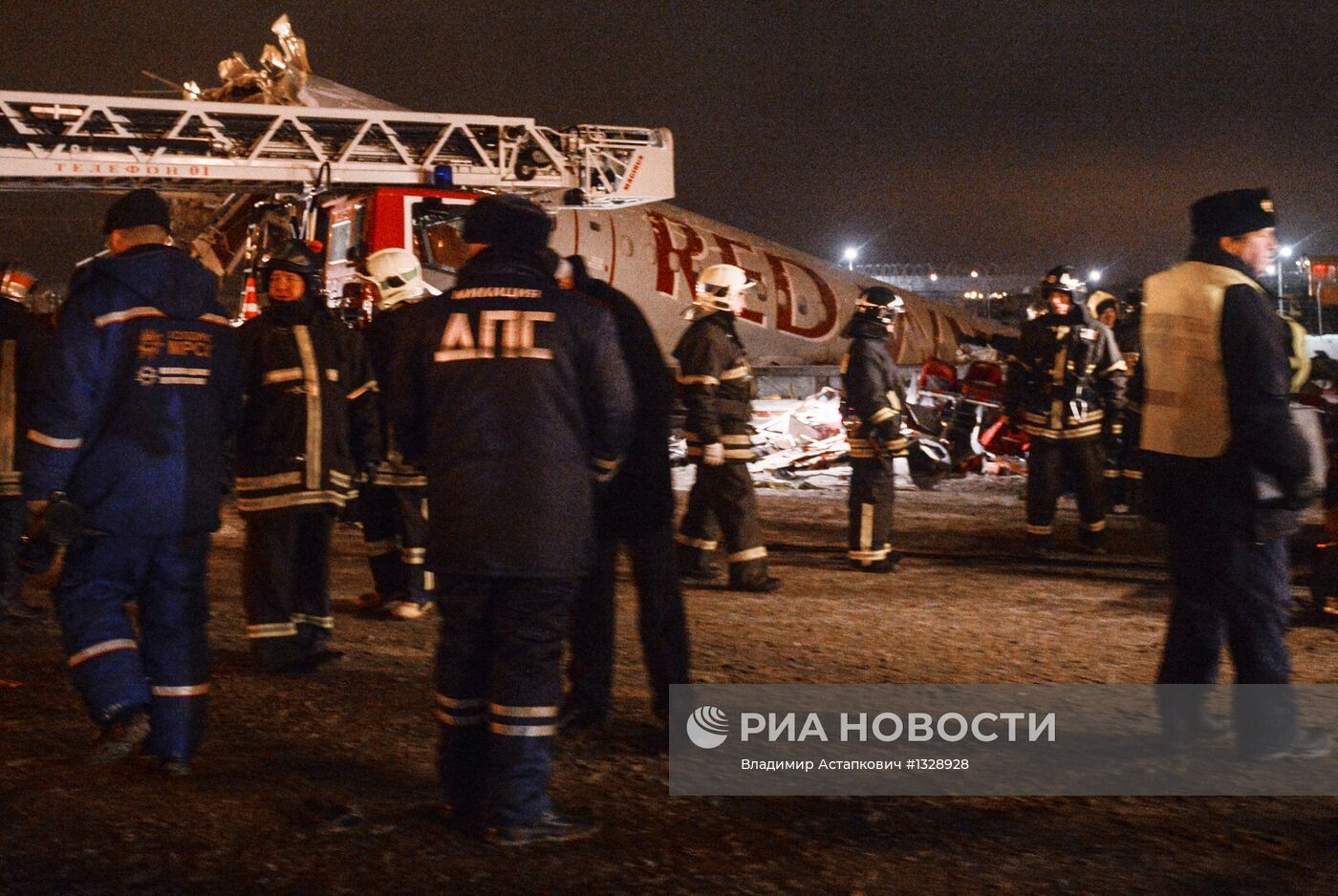 Самолет Ту-204 выехал за пределы ВПП во Внуково и загорелся