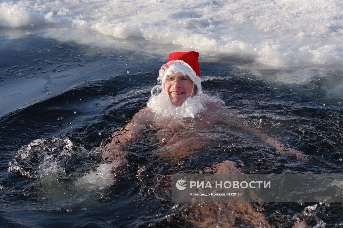 Забег "моржей" в костюмах Дедов Морозов