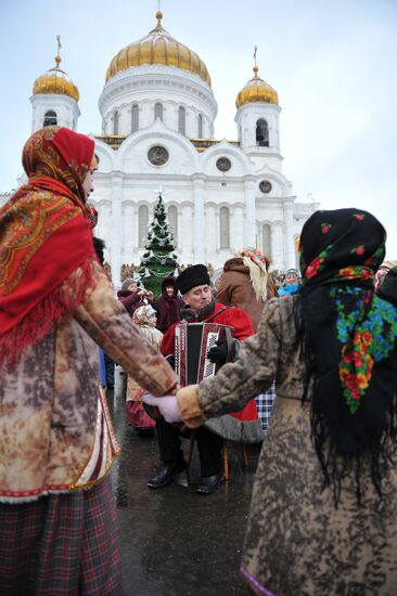Святочные гулянья у храма Христа Спасителя в Москве