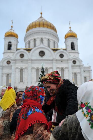 Святочные гулянья у храма Христа Спасителя в Москве