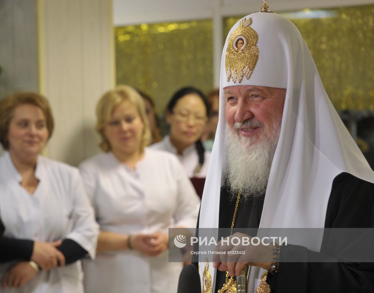 Посещение патриархом Кириллом родильного дома в Москве