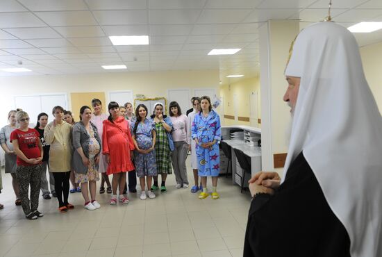 Посещение патриархом Кириллом родильного дома в Москве