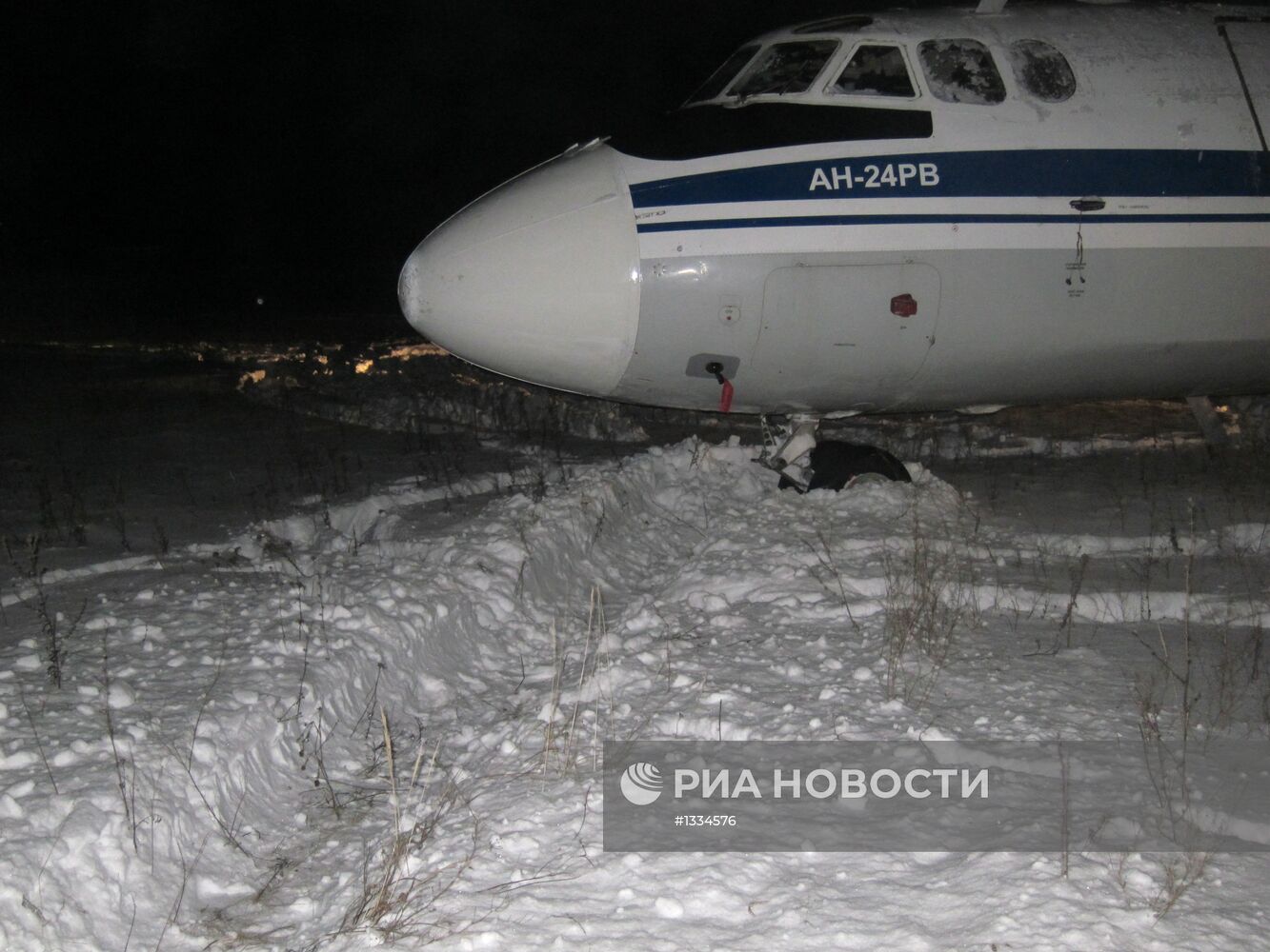 Самолет Ан-24 выкатился за полосу в Саранске