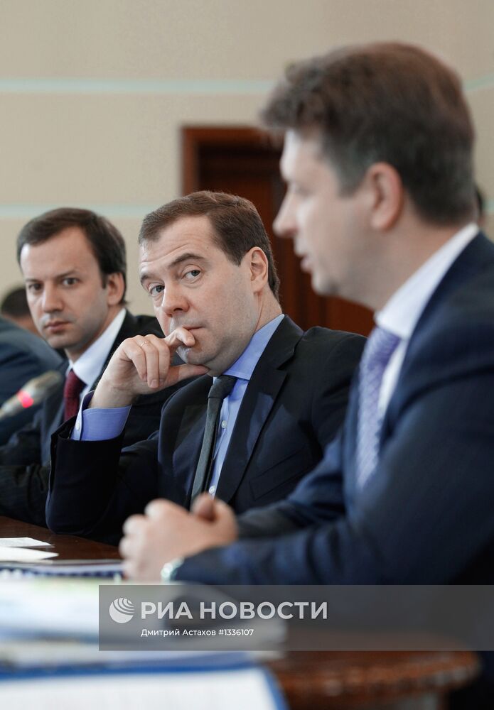 Д.Медведев провел совещание в аэропорту "Внуково" в Москве
