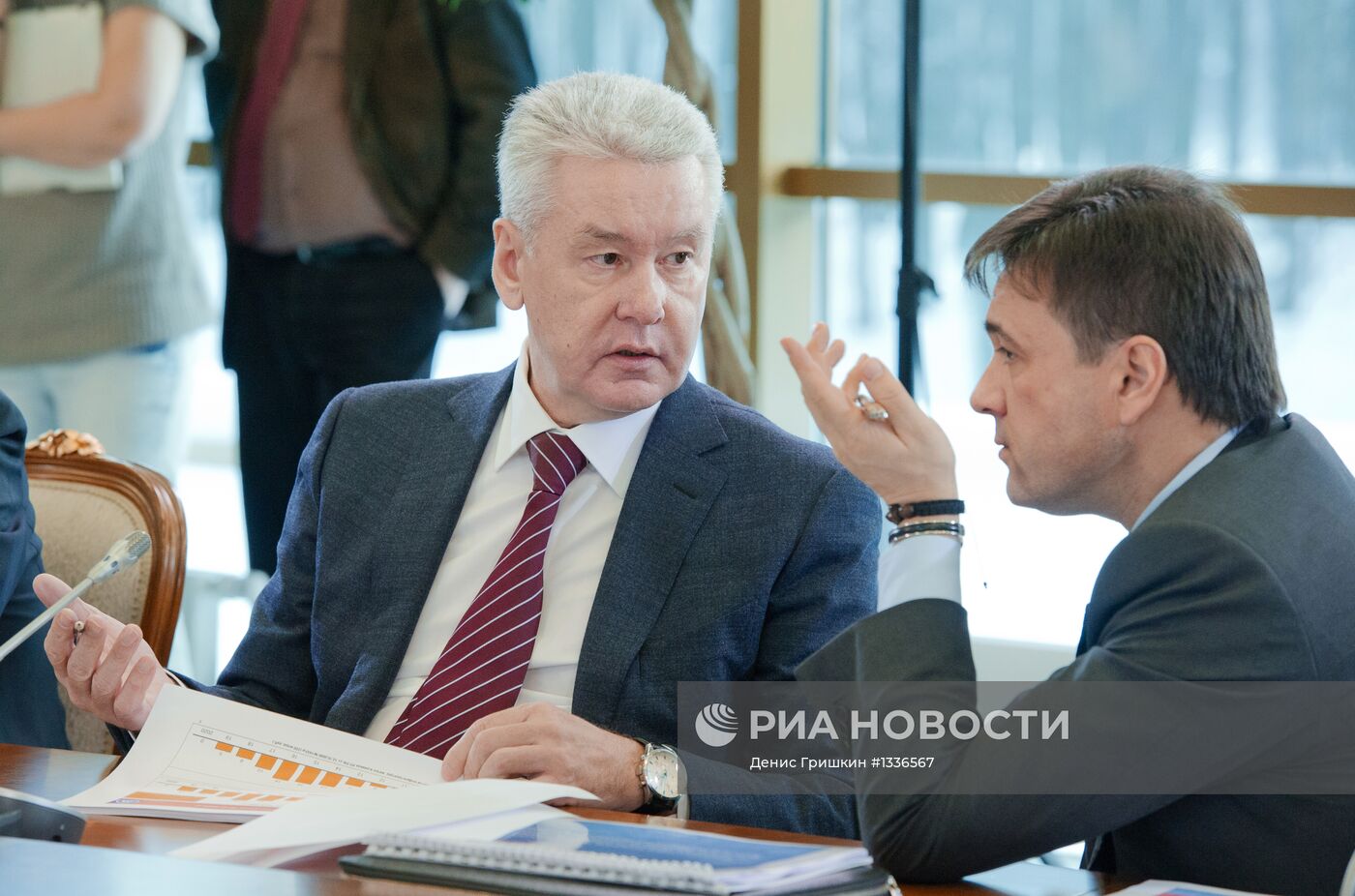 Д.Медведев провел совещание в аэропорту "Внуково" в Москве