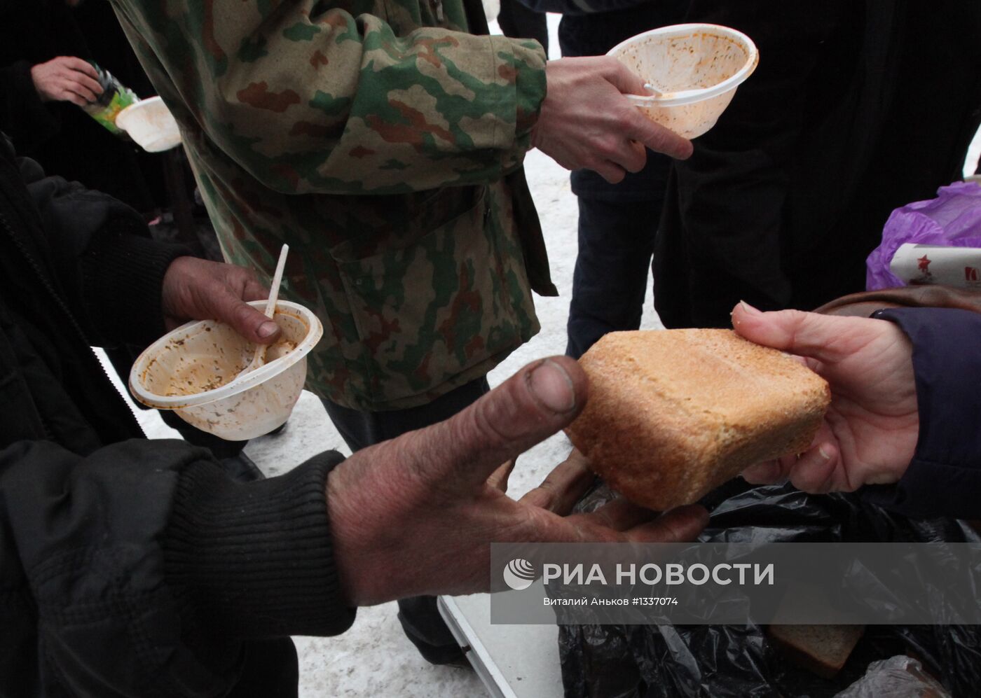 Бесплатные обеды раздают бездомным во Владивостоке