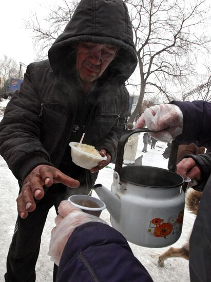 Бесплатные обеды раздают бездомным во Владивостоке