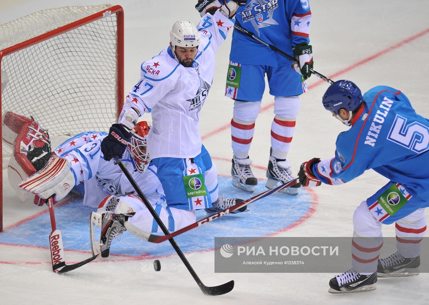 Время хоккейного матча кхл. Матч звезд КХЛ 2013. KHL 2013 игра. Звезда Москва хоккей. Хоккей Восток и Запад картинки 2024г.