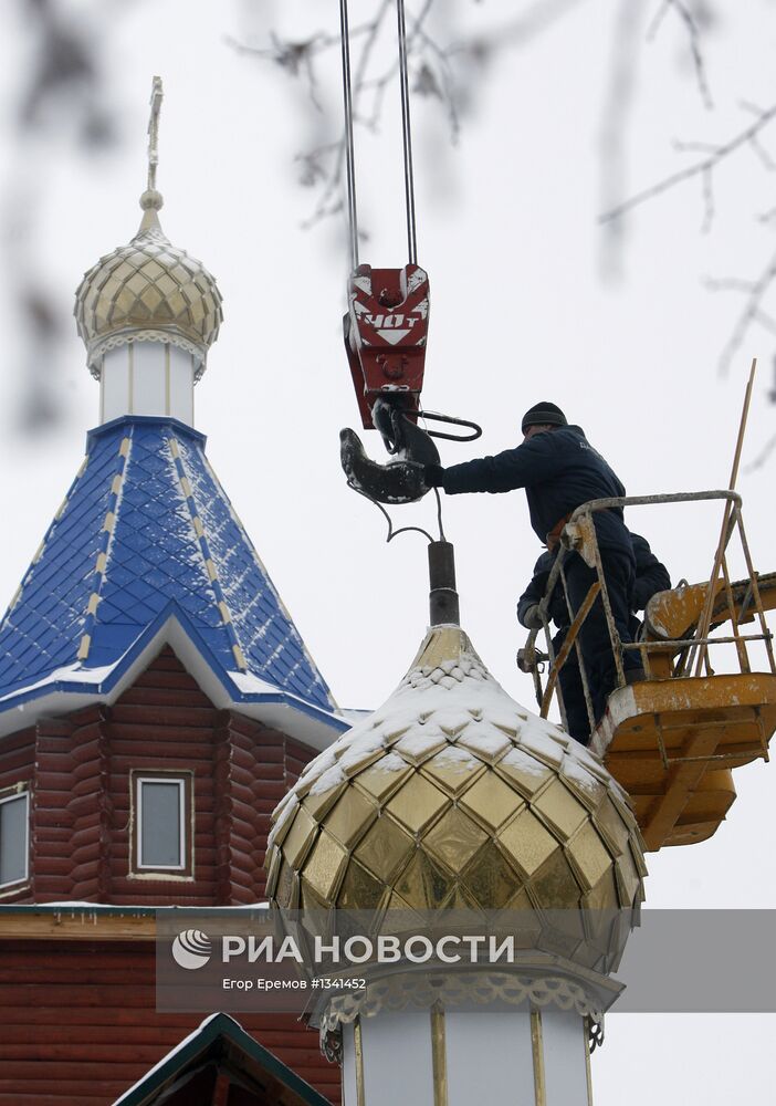 Подъем купола на церковь Св. Георгия Победоносца в Белоруссии