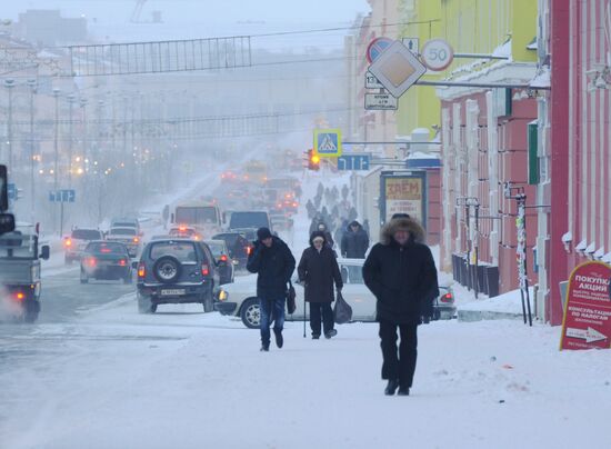 Зимним морозным днем на Ленинском проспекте в Норильске