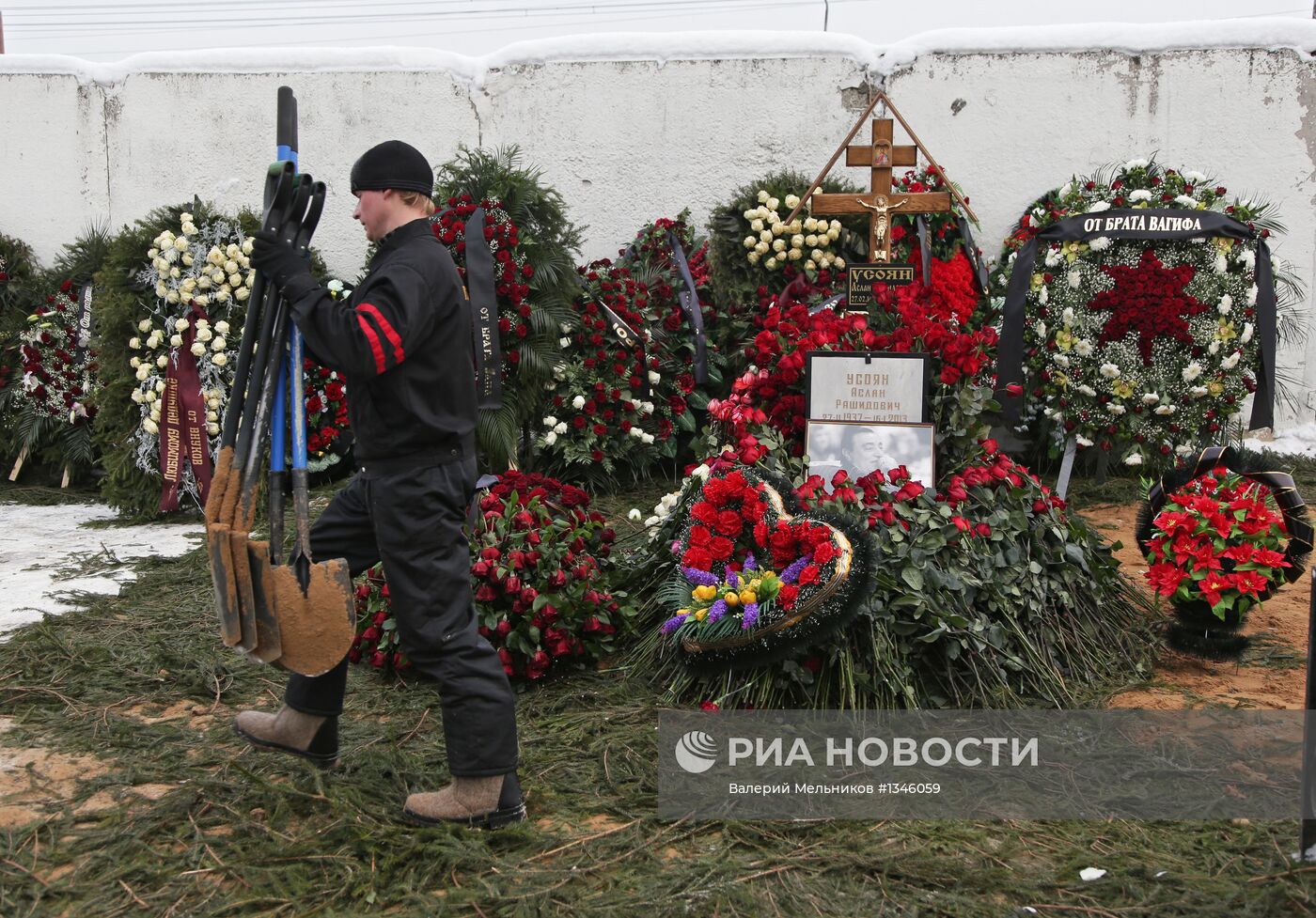 Хованское кладбище завтра. Дед Хасан похоронен на Хованском кладбище. Хованское кладбище могила Деда Хасана. Хованское кладбище дед Хасан. Могила Деда Хасана на Хованском.