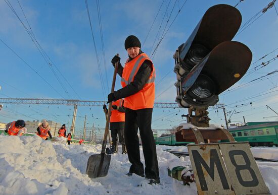 Уборка снега с железнодорожных путей в Москве