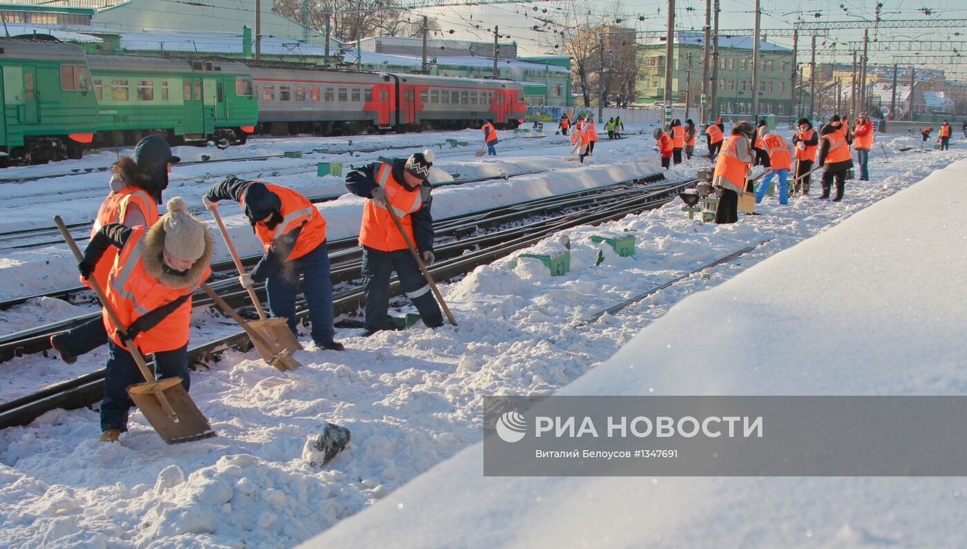 Уборка снега с железнодорожных путей в Москве