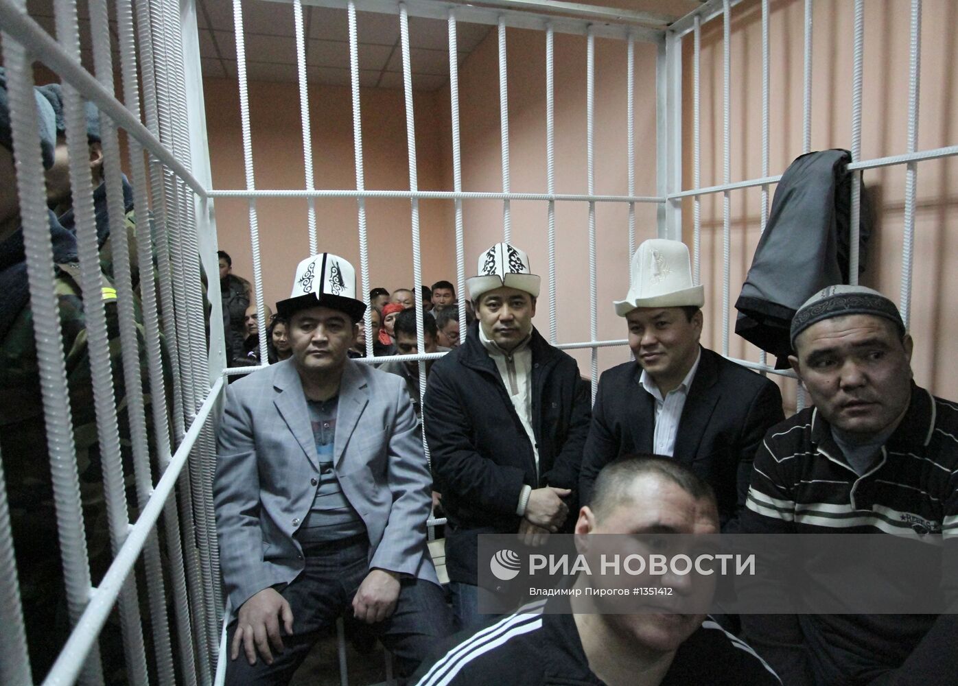 Суд оставил под стражей обвиняемых в захвате власти в Киргизии