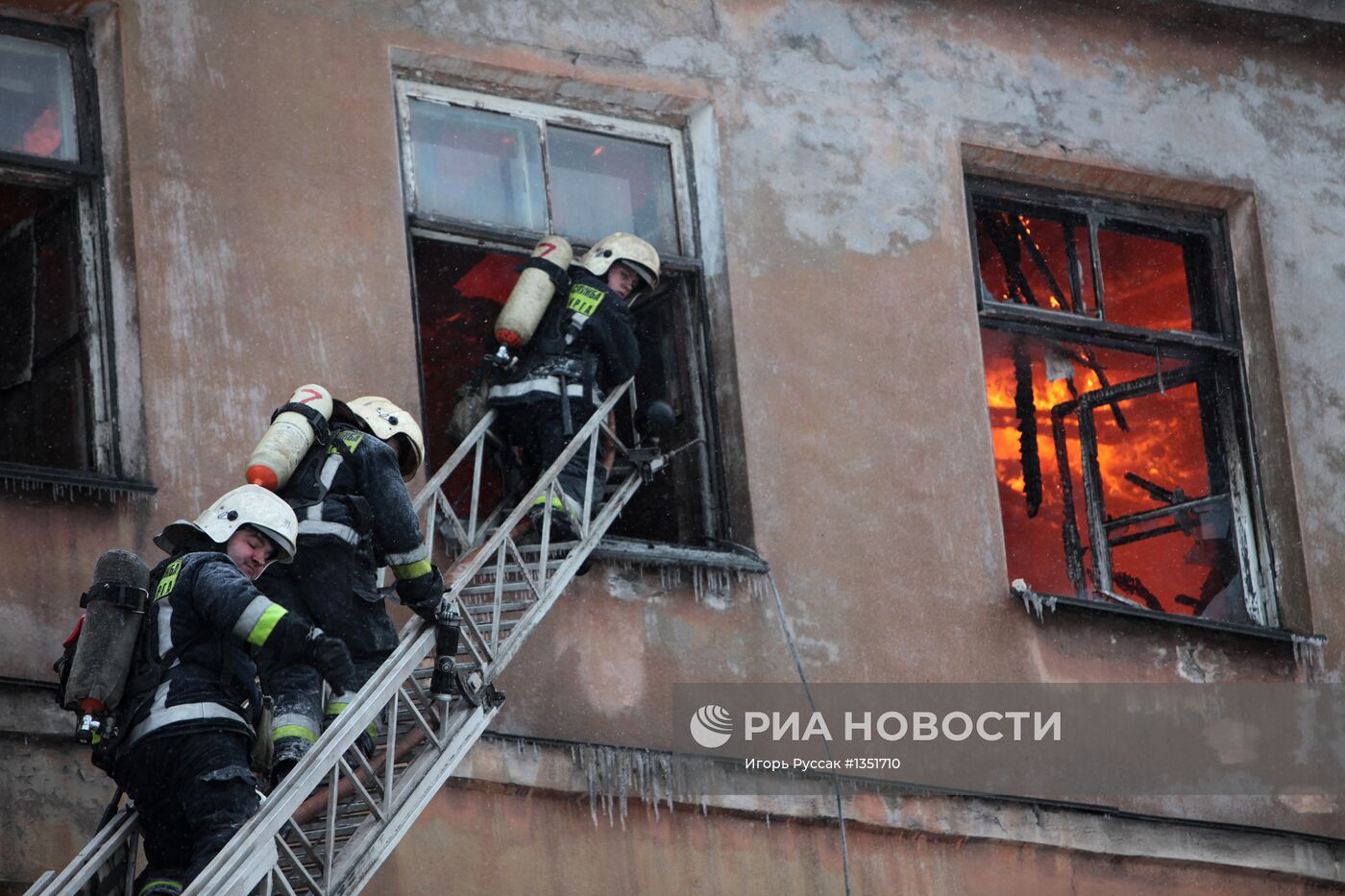 Пожар в жилом доме в Адмиралтейском районе Санкт-Петербурга