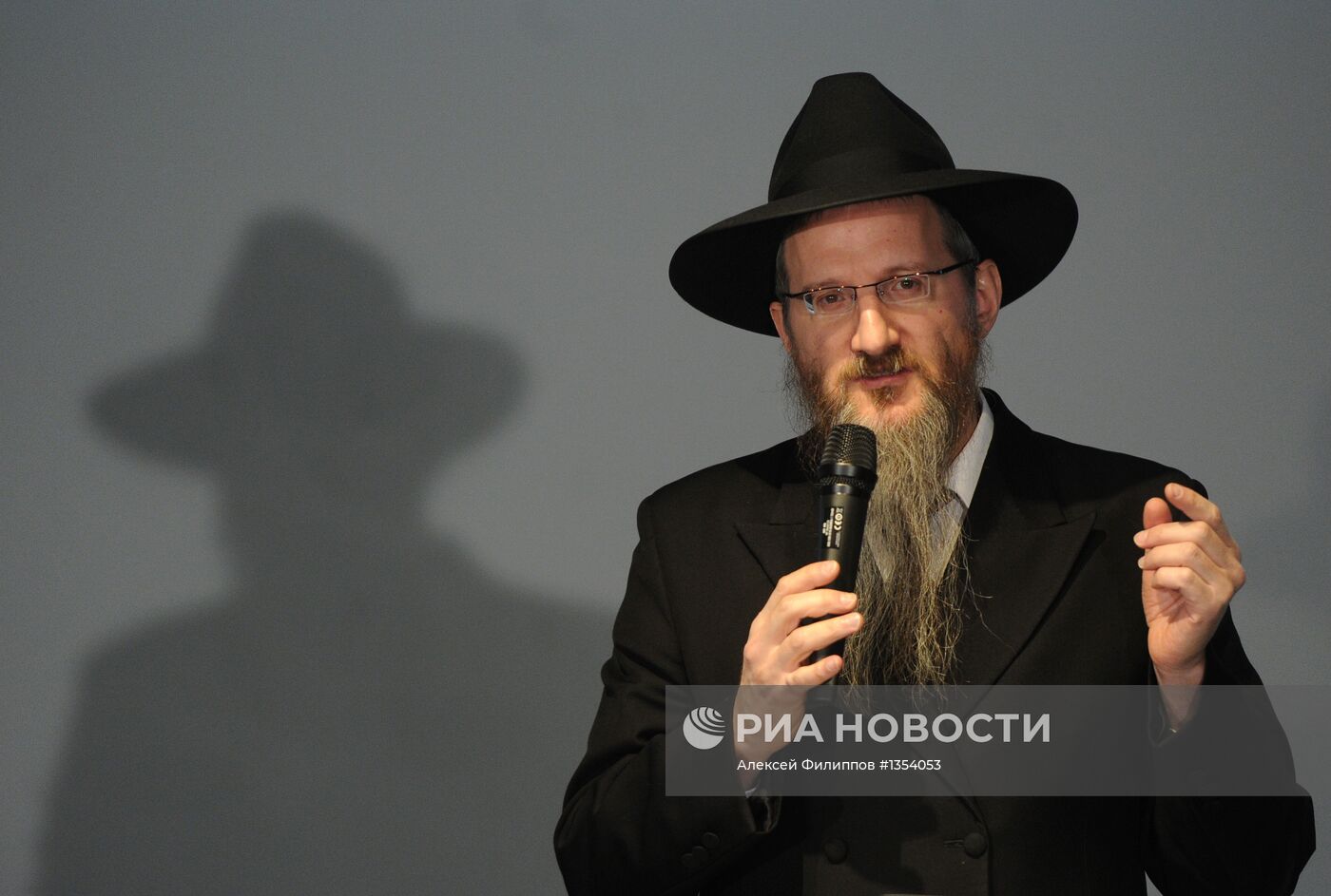 Церемония зажжения свечей в память жертв Холокоста