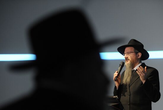 Церемония зажжения свечей в память жертв Холокоста