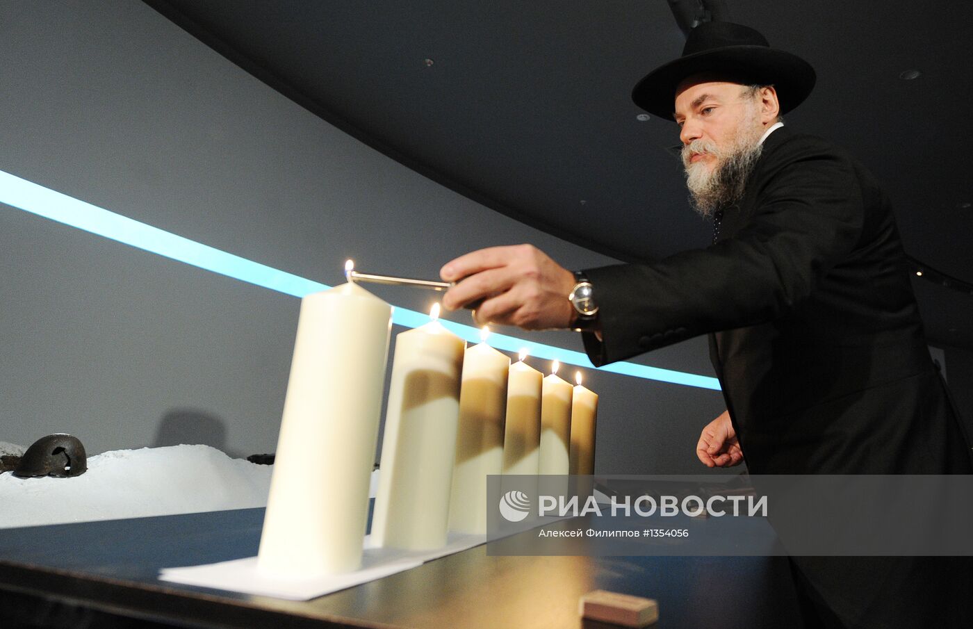 Церемония зажжения свечей в память жертв Холокоста