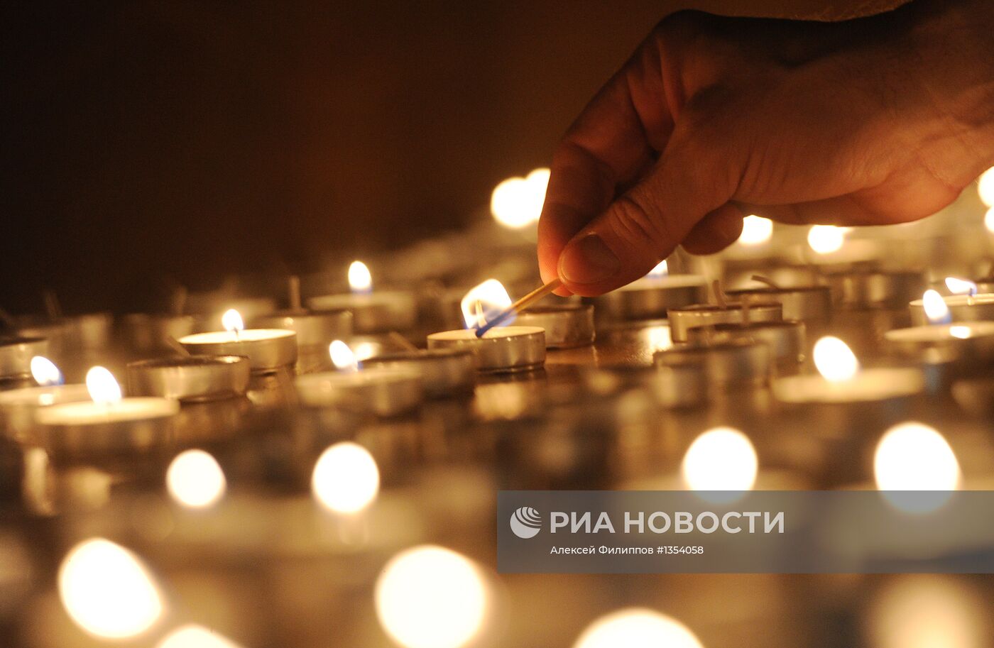 Церемония зажжения свечей в память жертв Холокоста