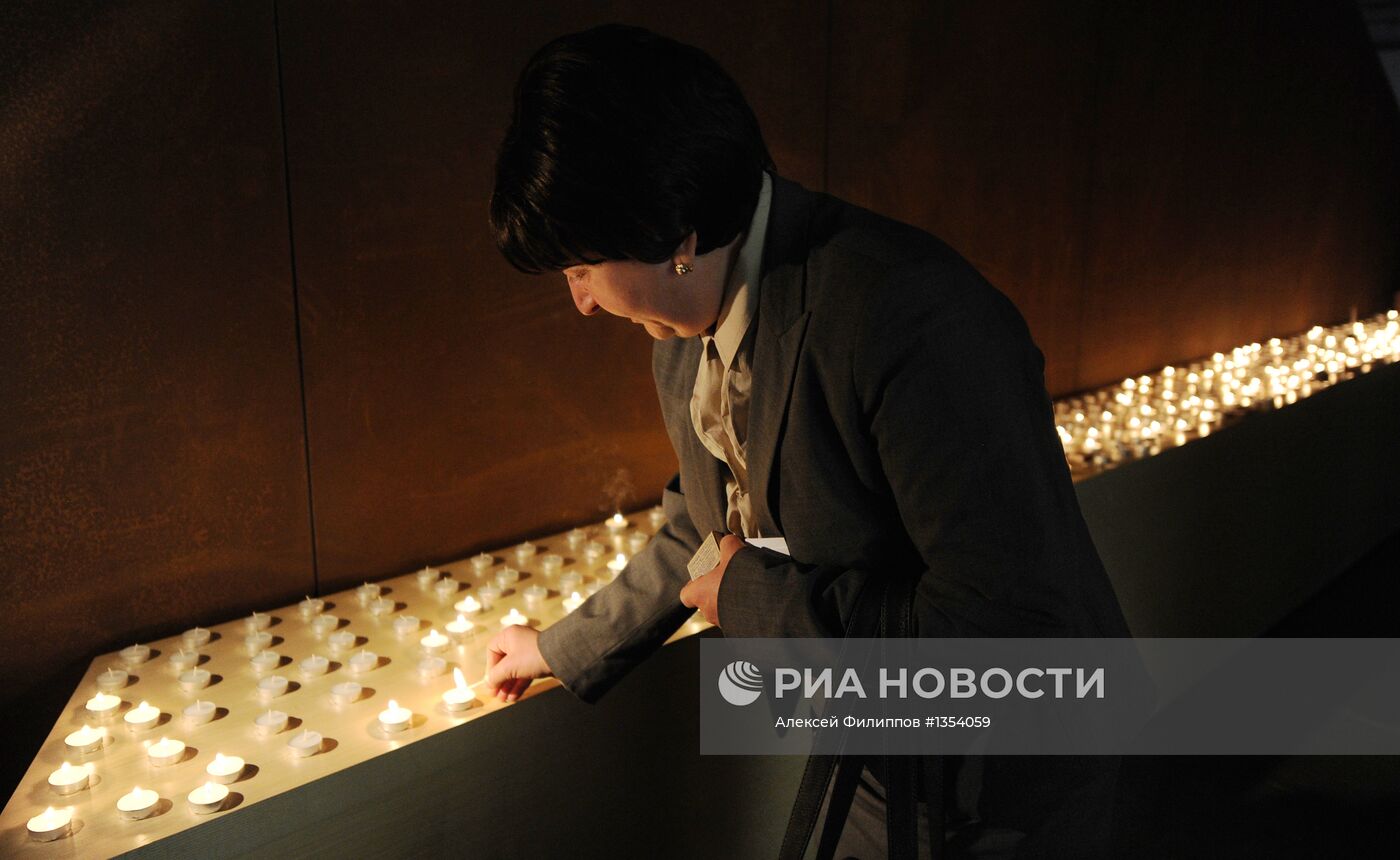 Церемония зажжения свечей в память жертв Холокоста