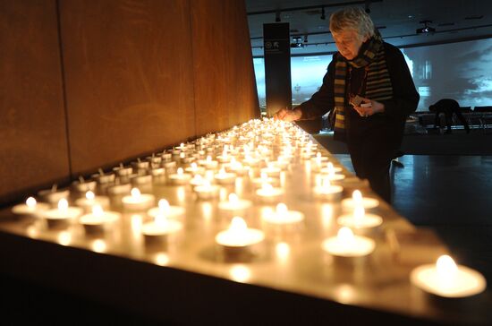 Церемония зажжения свечей в память жертв Холокоста