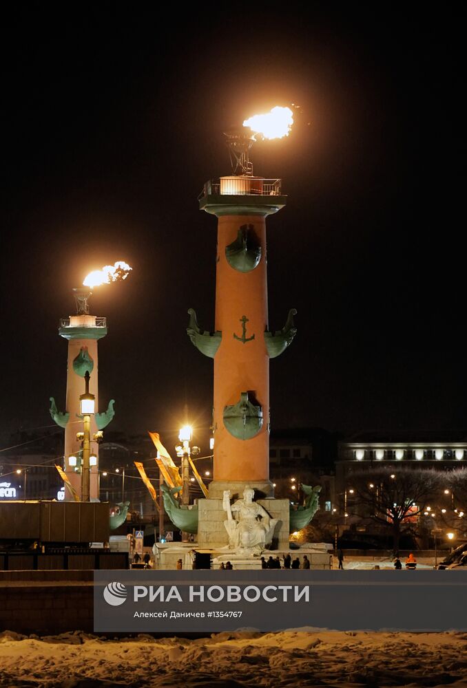 Салют в честь освобождения Ленинграда от фашистской блокады