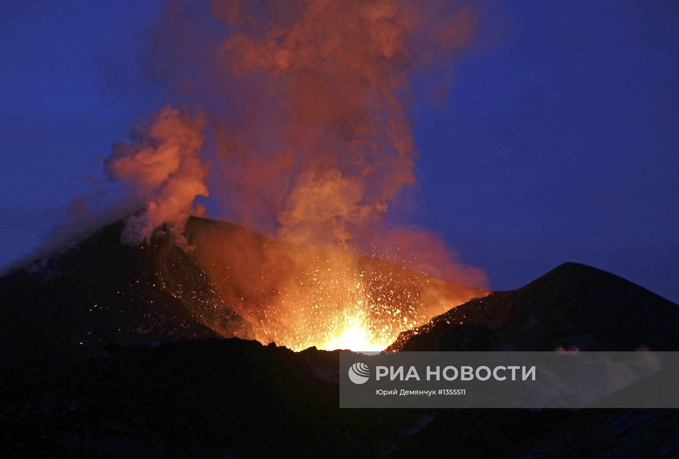 Извержение вулкана Плоский Толбачик на Камчатке