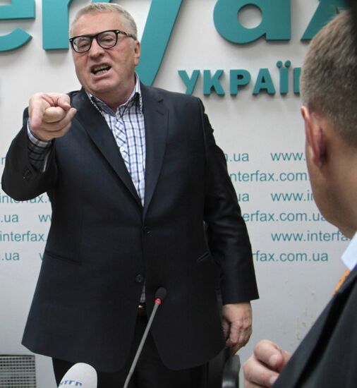 Владимира Жириновского закидали квашеной капустой в Киеве