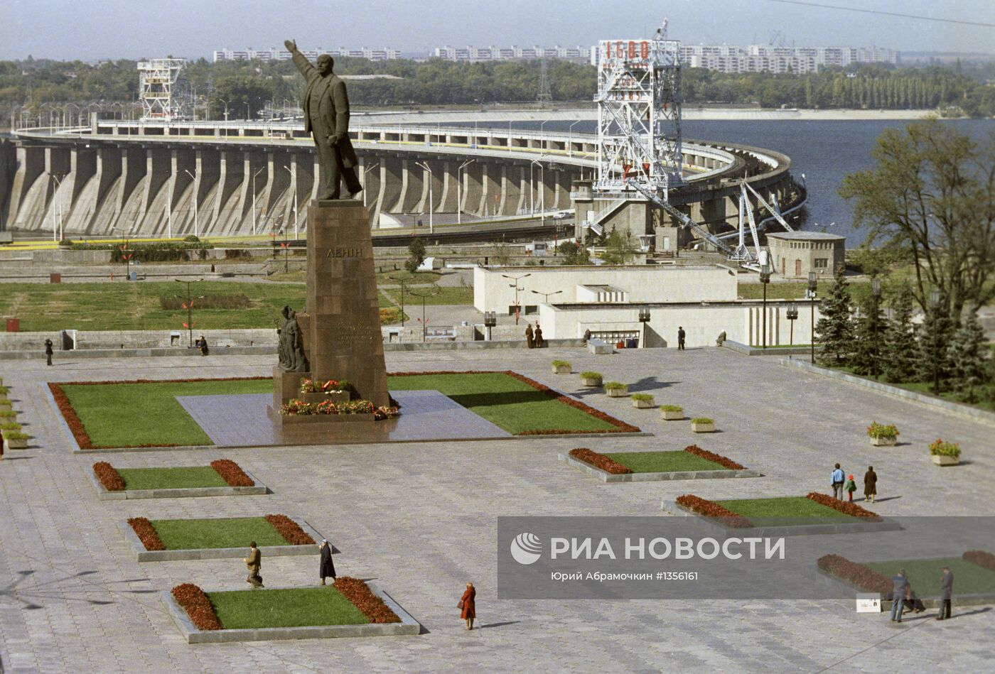 Вид на плотину Днепрогэс и памятник В.И. Ленину