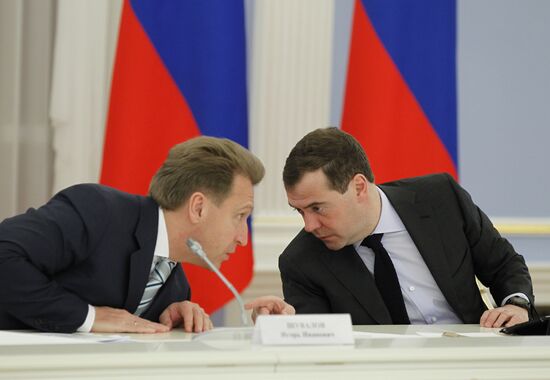 Д.Медведев провел совещание по инфраструктуре МФЦ