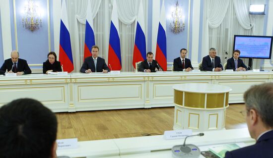 Д.Медведев провел совещание по инфраструктуре МФЦ