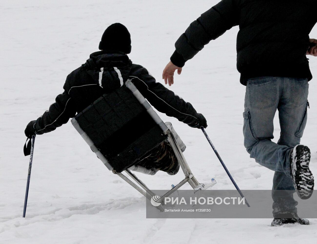 Люди с ограниченными возможностями тренируются на лыжных бобах