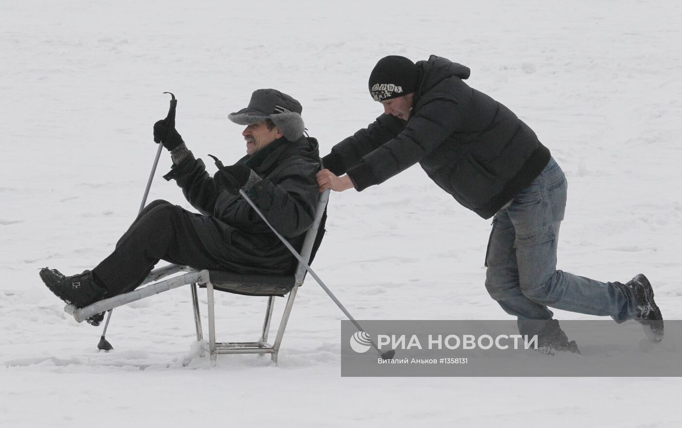 Люди с ограниченными возможностями тренируются на лыжных бобах