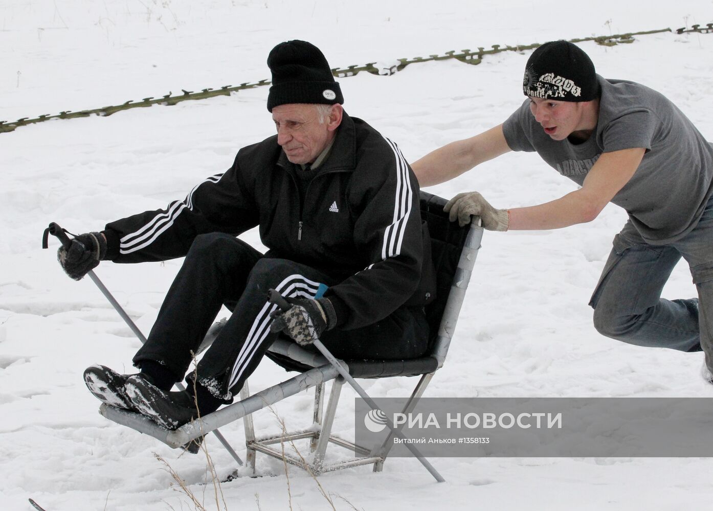 Люди с ограниченными возможностями тренируются на лыжных бобах