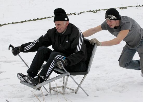 Люди с ограниченными возможностями тренируются на лыжных бобах