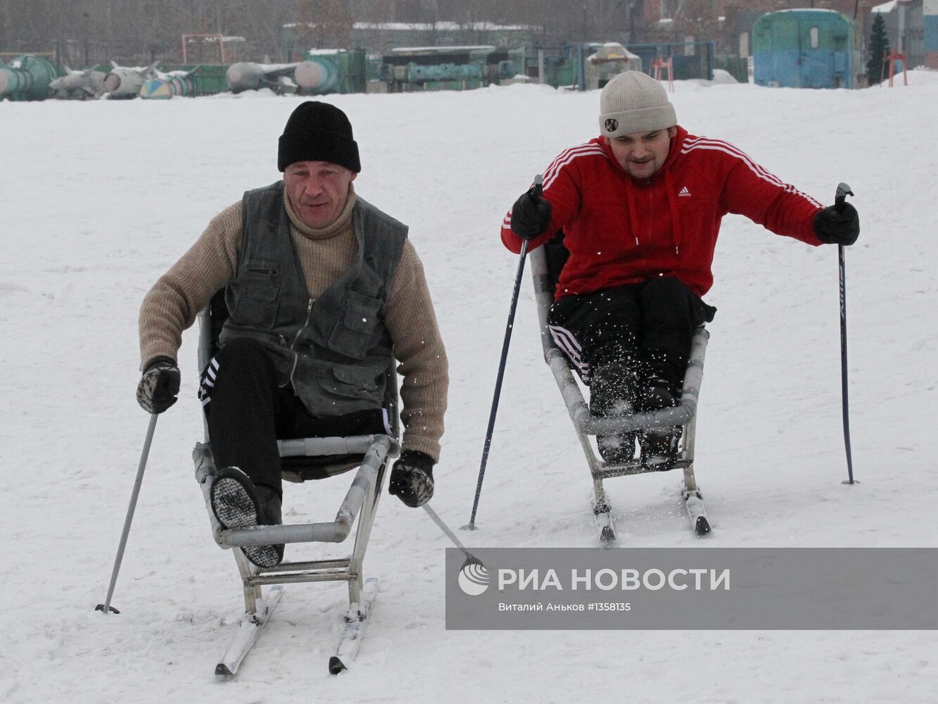 Люди с ограниченными возможностями тренируются на лыжных бобах